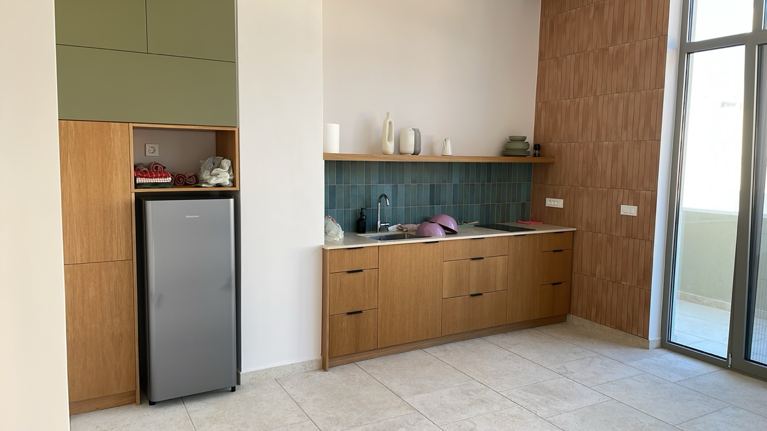Warm oak kitchen in an Olive apartment